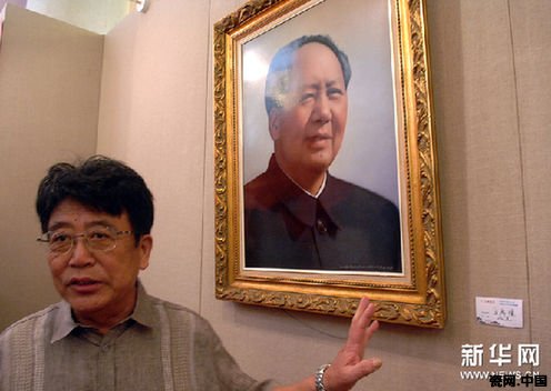 6月20日，在全国政协礼堂，陶瓷大师冯杰在介绍自己的瓷板画作品《主席像》。新华网图片 赵琬微 摄